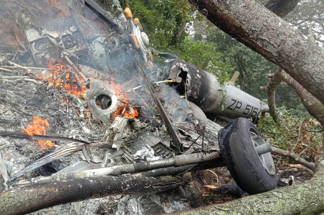 ඉන්දීය ආරක්ෂක මාණ්ඩලික ප්‍රධානියා සහ බිරිඳ ගමන්ගත් හෙලිකොප්ටරය කඩා වැටෙයි – 4ක් ජිවිතක්ෂයට