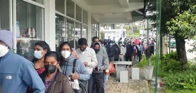 කිරිපිටි ගන්න මිනිස්සු පෝලිමේ කිරිපිටි ගන්න මිනිස්සු පෝලිමේ