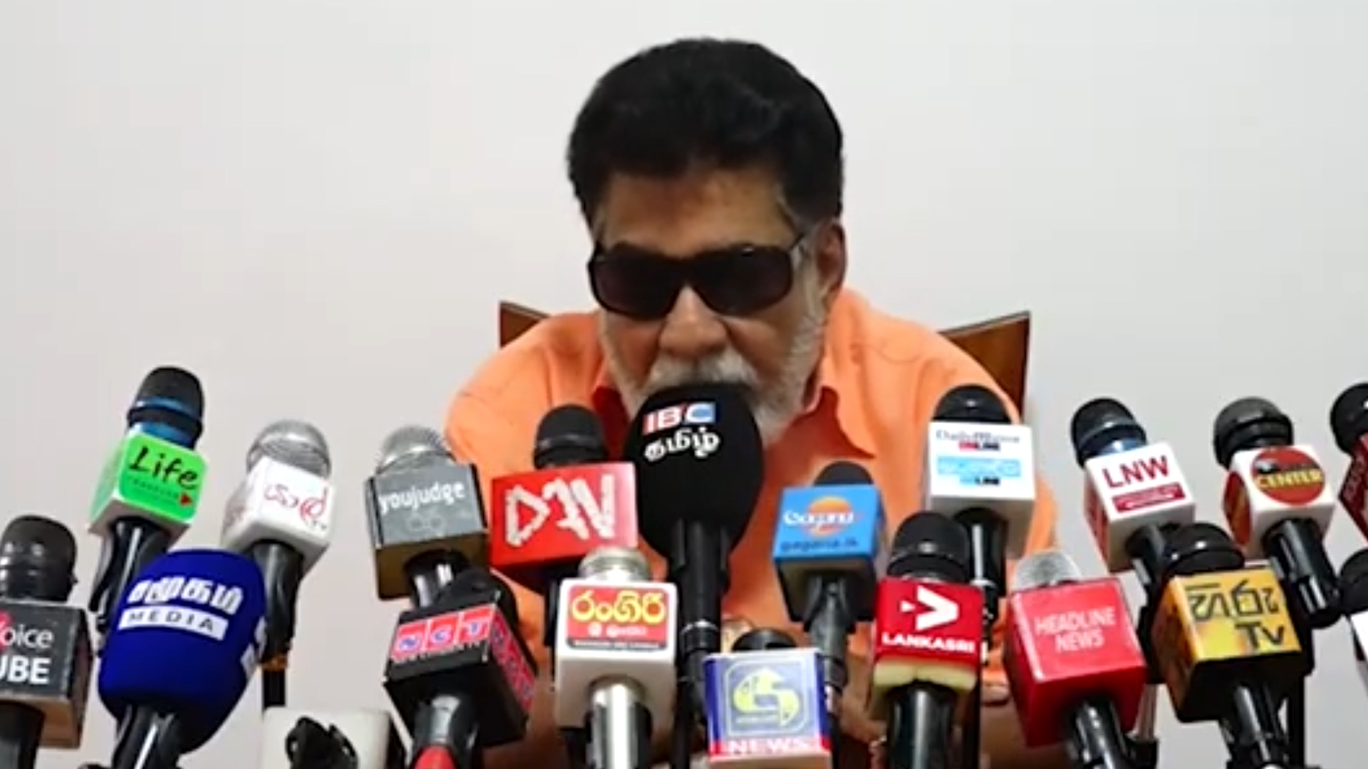 මර්වින් සිල්වා ජනපතිගෙන් කළ ඉල්ලීම ( වීඩියෝ ) මර්වින් සිල්වා ජනපතිගෙන් කළ ඉල්ලීම ( වීඩියෝ )