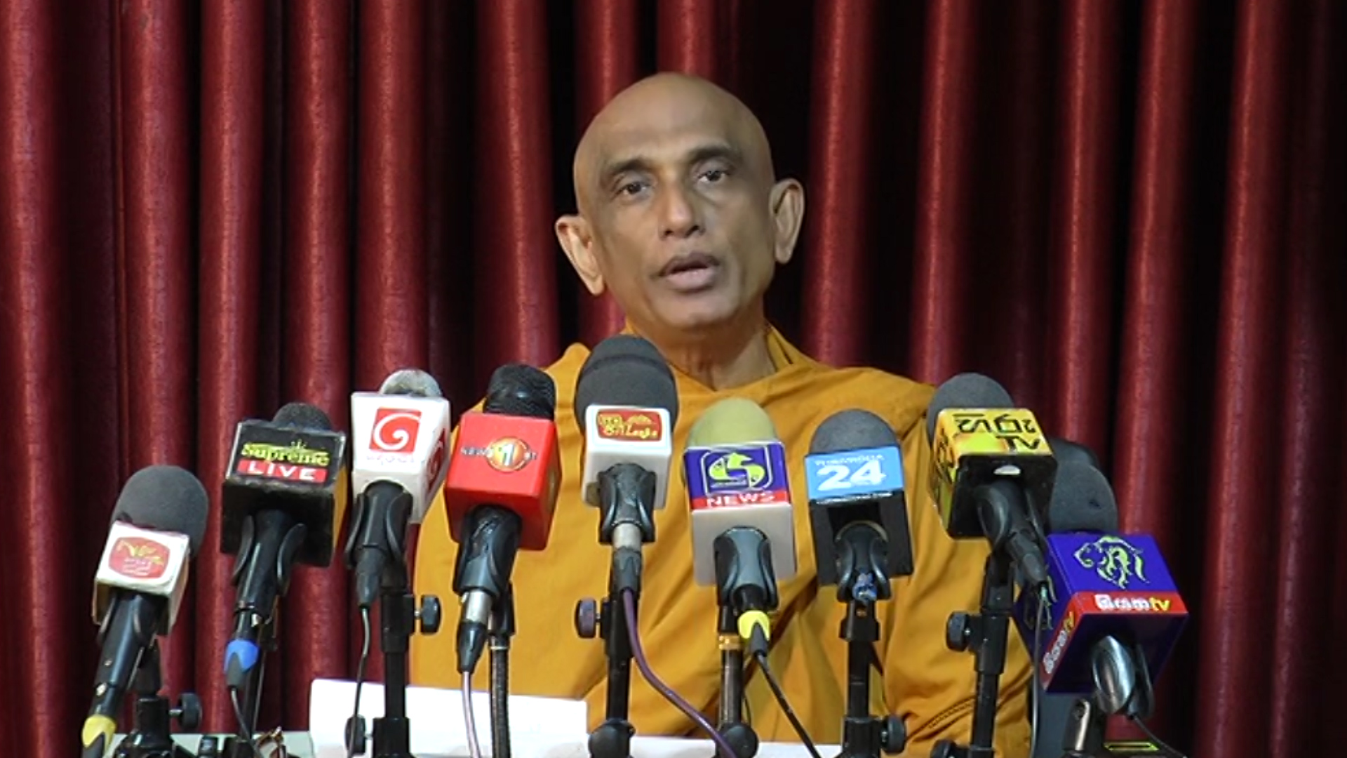 ෂාෆී ශාහාබ්දීන් නිවැරදි කරුවෙක් වෙලා නෑ , අපි මේක යට ගහන්න දෙන් නෑ – රතන හිමි (වීඩියෝ) ෂාෆී ශාහාබ්දීන් නිවැරදි කරුවෙක් වෙලා නෑ , අපි මේක යට ගහන්න දෙන් නෑ – රතන හිමි (වීඩියෝ)