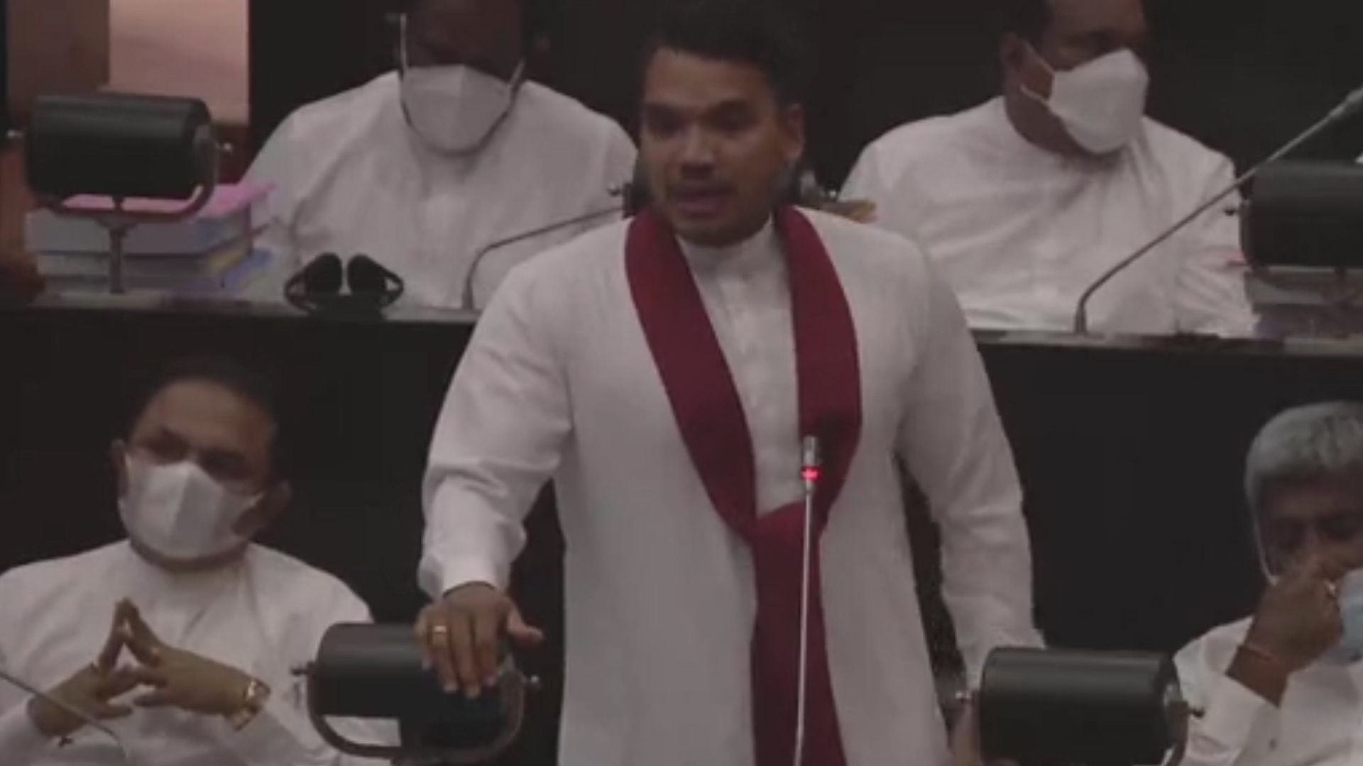 විදේශ විනිමය අපේ රටට එවනවානම් තරුණයෝ රට ගියාට කමක් නෑ – නාමල් රාජපක්ෂ (වීඩියෝ )