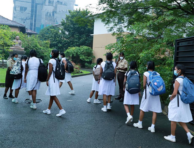 තෙවන පාසල් වාරය අද ඇරඹේ තෙවන පාසල් වාරය අද ඇරඹේ