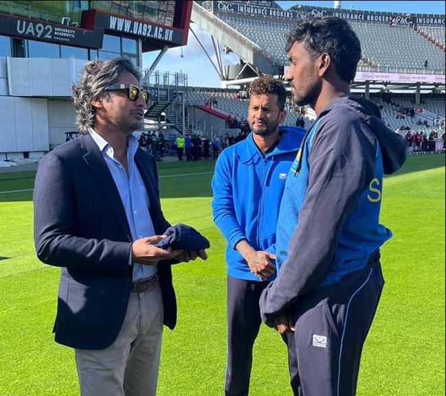 මිලාන් රත්නායක හිස්වැසුම සංගා අතින් ලබා ගනී මිලාන් රත්නායක හිස්වැසුම සංගා අතින් ලබා ගනී