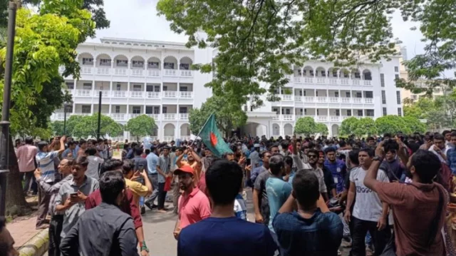 බංග්ලාදේශ විරෝධතාකරුවෝ ශ්රේෂ්ඨාධිකරණය වටලයි බංග්ලාදේශ විරෝධතාකරුවෝ ශ්රේෂ්ඨාධිකරණය වටලයි