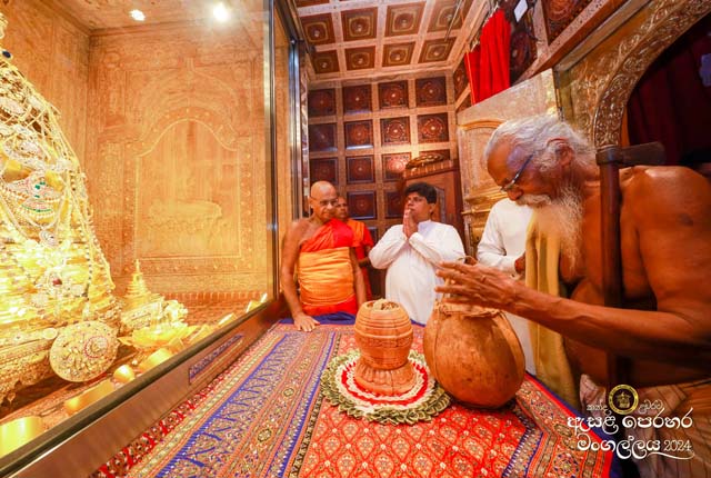 ආදිවාසීන් දළදා සමිඳු වෙනුවෙන් මී පැණි පූජාව සිදු කරයි