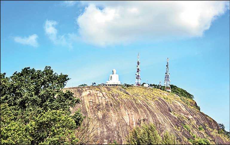 පුද්ගලයෙක් ඇතුගල කන්දෙන් ඇද වැටෙයි පුද්ගලයෙක් ඇතුගල කන්දෙන් ඇද වැටෙයි