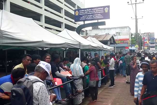 පාස්පෝට් ගන්න අදත් දිගු පෝලිම්