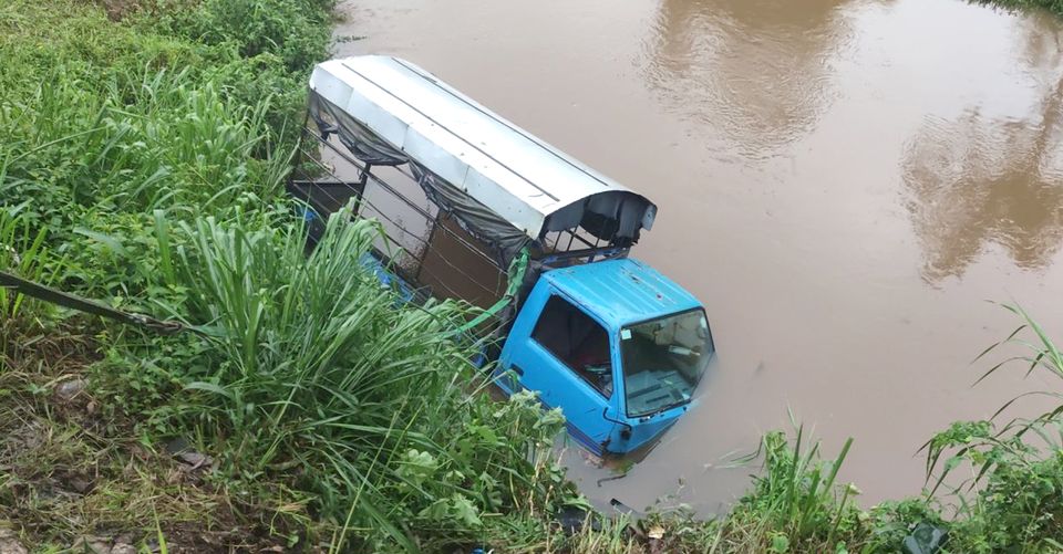 ධාවනය වෙමින් තිබූ ලොරි රථයක් ඩෙවොන් ඇළට පෙරළෙයි ධාවනය වෙමින් තිබූ ලොරි රථයක් ඩෙවොන් ඇළට පෙරළෙයි