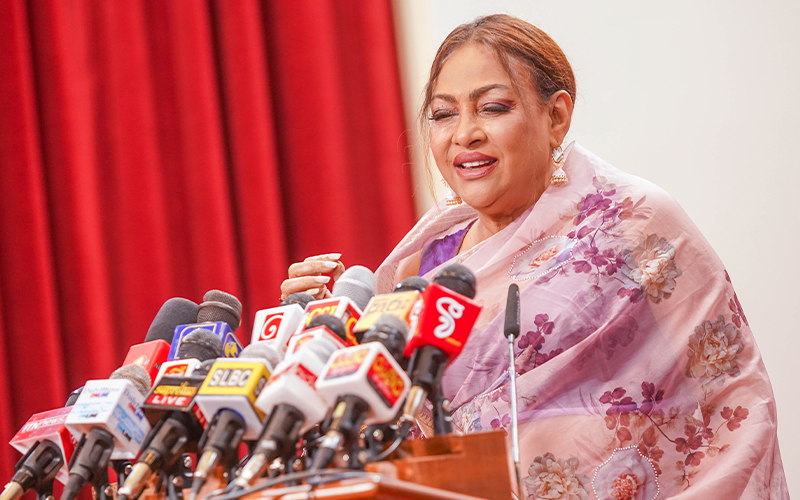 ගීතා ඇතුළු රාජ්ය අමාත්යවරුන් 5ක් වහාම ඇමති ධූරවලින් ඉවත් කරයි ගීතා ඇතුළු රාජ්ය අමාත්යවරුන් 5ක් වහාම ඇමති ධූරවලින් ඉවත් කරයි