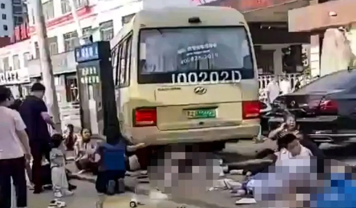 චීනයේ බිහිසුණු බස් අනතුරක් – 11ක් මරුට චීනයේ බිහිසුණු බස් අනතුරක් – 11ක් මරුට