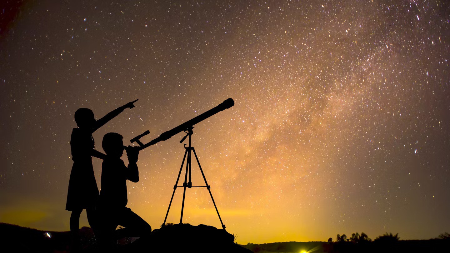 නැගෙනහිර අහසේ දිස්වෙන දුර් ලභ වල්ගා තරුව නැගෙනහිර අහසේ දිස්වෙන දුර් ලභ වල්ගා තරුව