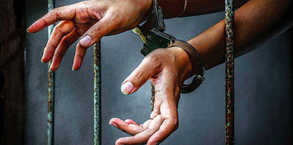 තැපැල් ඡන්ද පත්රිකාවක් ඡායාරූපගත කළ විදුහල්පතිවරයෙක් අත්අඩංගුවට තැපැල් ඡන්ද පත්රිකාවක් ඡායාරූපගත කළ විදුහල්පතිවරයෙක් අත්අඩංගුවට