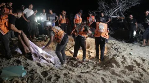 ඊශ්රායල ගුවන් ප්රහාරයකින් පලස්තීනයේ 40 ක් මිය යයි ඊශ්රායල ගුවන් ප්රහාරයකින් පලස්තීනයේ 40 ක් මිය යයි