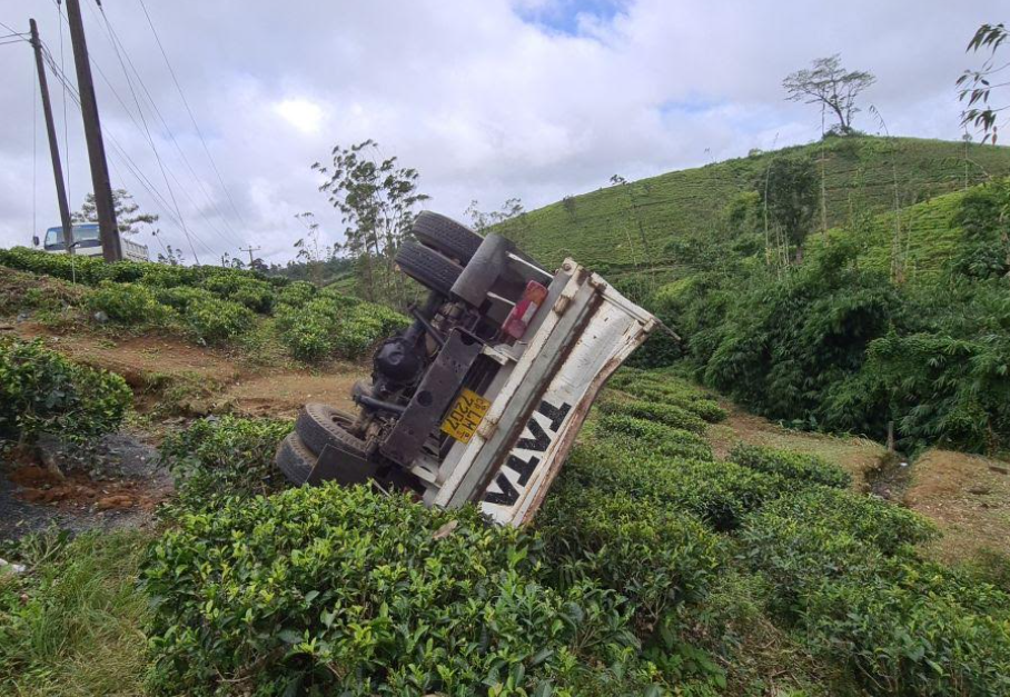 ගල් කුඩු ප්රවාහනය කරමින් තිබූ ටිපර් රථයක් ප්රපාතයකට පෙරලෙයි ගල් කුඩු ප්රවාහනය කරමින් තිබූ ටිපර් රථයක් ප්රපාතයකට පෙරලෙයි