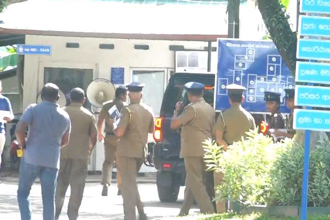 අත්අඩංගුවට ගත් ලොහාන් මිරිහානට අත්අඩංගුවට ගත් ලොහාන් මිරිහානට