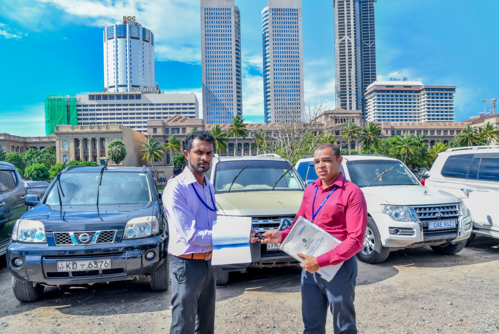 ජනාධිපති ලේකම් කාර්යාලයට ලබාගත් වාහන නැවත එම ආයතනවලට භාර දෙයි ජනාධිපති ලේකම් කාර්යාලයට ලබාගත් වාහන නැවත එම ආයතනවලට භාර දෙයි