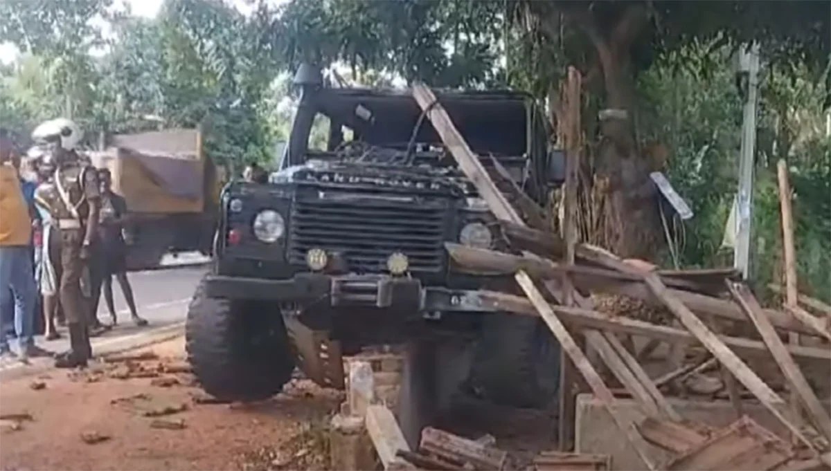 ලොහාන් රත්වත්තේට අයත් බව කියන ඩිපෙන්ඩර් රථයක් අනතුරට ලොහාන් රත්වත්තේට අයත් බව කියන ඩිපෙන්ඩර් රථයක් අනතුරට
