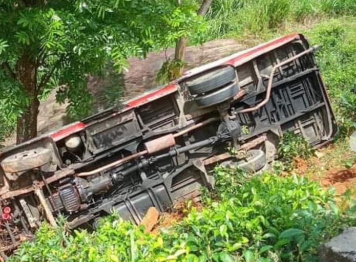 බස් රථයක් පෙරලෙයි බස් රථයක් පෙරලෙයි
