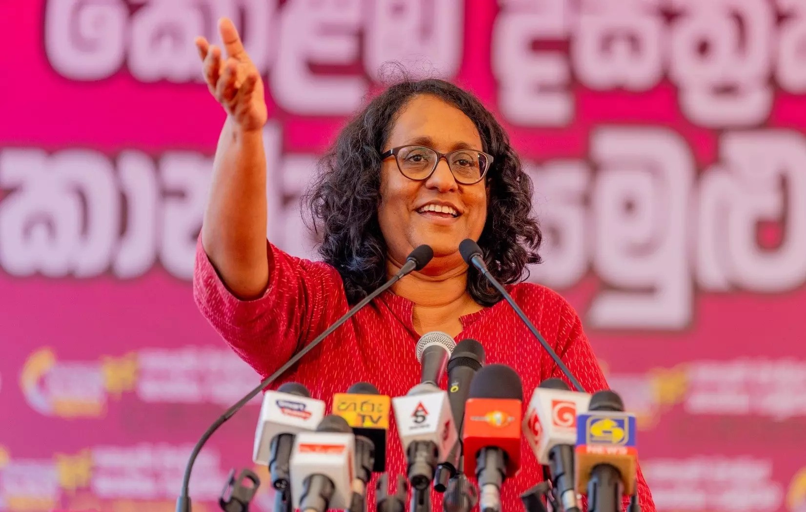 ව්යවස්ථාව අමු අමුවේ උල්ලංඝණය කළ අයෙකු මට ව්යවස්ථාව ඉගැන්වීමට සැරසීම විහිළුවට කරුණක් ව්යවස්ථාව අමු අමුවේ උල්ලංඝණය කළ අයෙකු මට ව්යවස්ථාව ඉගැන්වීමට සැරසීම විහිළුවට කරුණක්