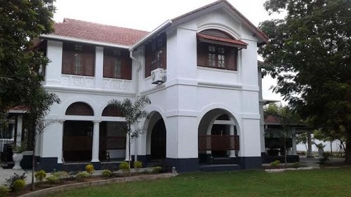 රජයේ නිළ නිවාස භාර නොදුන් අමාත්යවරුන්ට වැඩ වරදී රජයේ නිළ නිවාස භාර නොදුන් අමාත්යවරුන්ට වැඩ වරදී