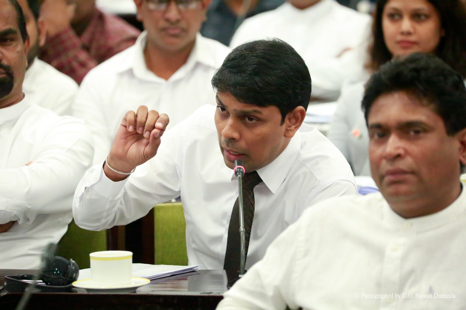 විපක්ෂ නායක පුටුවේ වාඩි වූ අර්චුනා, අද පාර්ලිමේන්තුවේ දී සමාව ගනී විපක්ෂ නායක පුටුවේ වාඩි වූ අර්චුනා, අද පාර්ලිමේන්තුවේ දී සමාව ගනී