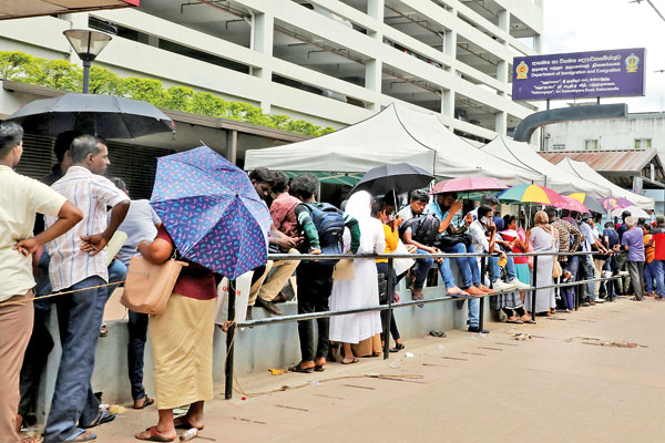පාස්පෝට් ගැටලුව තවත් දිග්ගැස්සෙන හැඩක් පාස්පෝට් ගැටලුව තවත් දිග්ගැස්සෙන හැඩක්