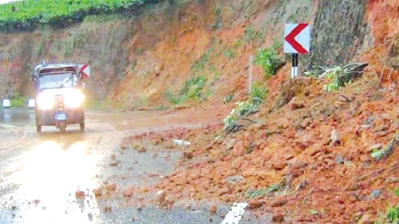 ප්රදේශ කිහිපයකට නායයෑමේ අනතුරු ඇඟවීම් නිවේදන ප්රදේශ කිහිපයකට නායයෑමේ අනතුරු ඇඟවීම් නිවේදන