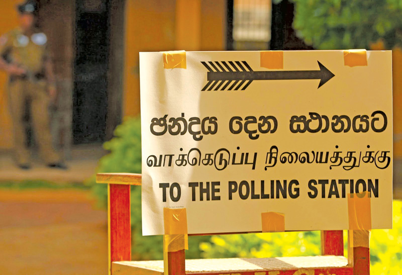 හෙට පැවැත්වෙන මහ මැතිවරණයට ඡන්ද මධ්යස්ථාන සූදානම් කිරීම ඇරඹේ හෙට පැවැත්වෙන මහ මැතිවරණයට ඡන්ද මධ්යස්ථාන සූදානම් කිරීම ඇරඹේ