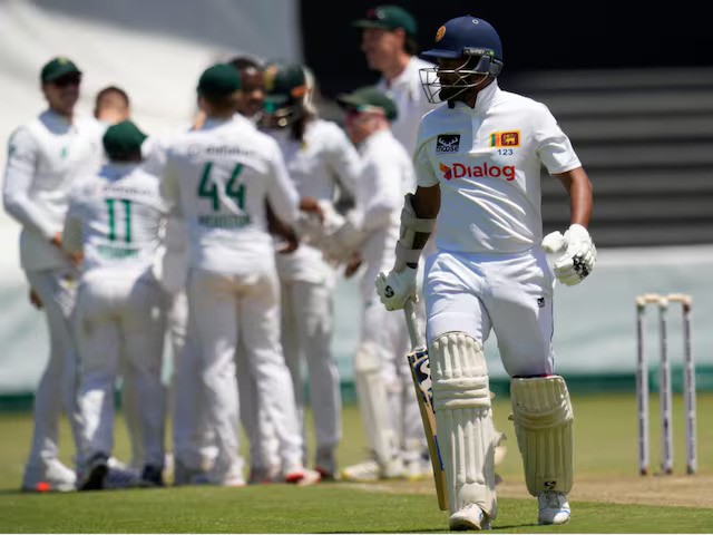 කඩුළු 5ක් දැවී සිටින ශ්රී ලංකාවට ලකුණු 413ක ඉලක්කයක් කඩුළු 5ක් දැවී සිටින ශ්රී ලංකාවට ලකුණු 413ක ඉලක්කයක්