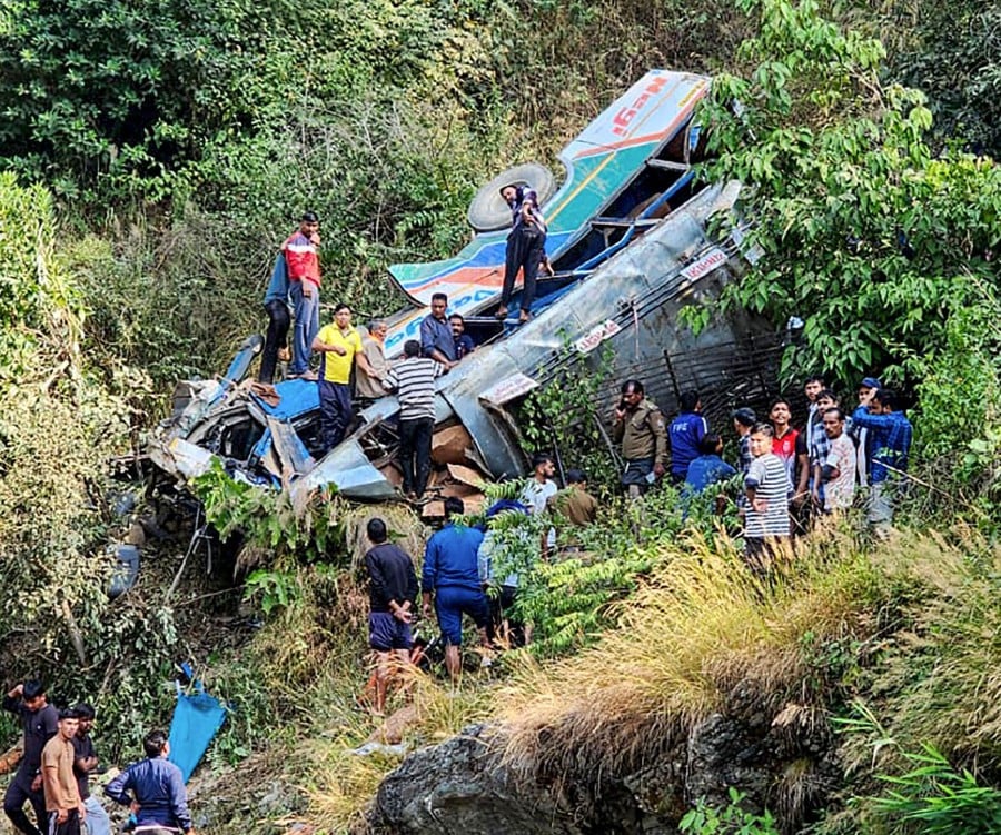 බසයක් ප්රපාතයකට පෙරළෙයි – 36ක් මරුට බසයක් ප්රපාතයකට පෙරළෙයි – 36ක් මරුට