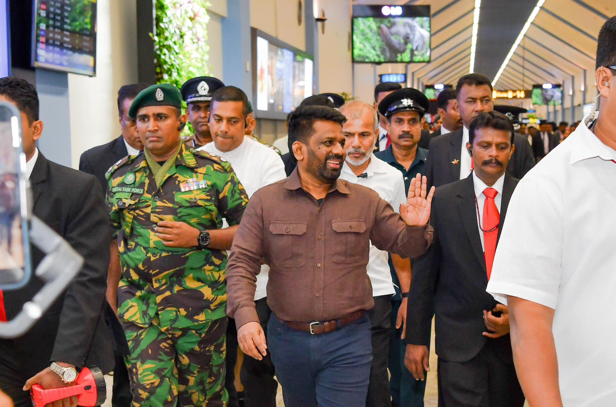 චීන සංචාරය සාර් ථකව නිමකළ ජනපති දිවයිනට චීන සංචාරය සාර් ථකව නිමකළ ජනපති දිවයිනට
