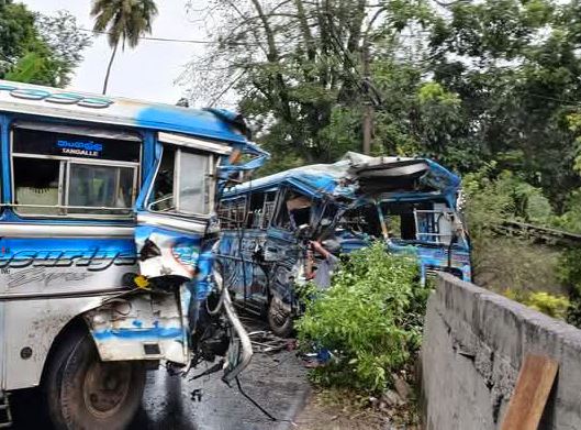 බිහිසුණු බස් අනතුරක් බිහිසුණු බස් අනතුරක්