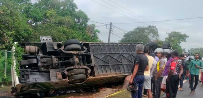 අදත් බස් අනතුරක් – 14ක් රෝහලට අදත් බස් අනතුරක් – 14ක් රෝහලට