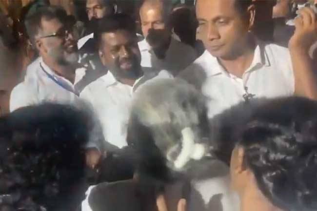 ජනපති හදිසියේම මහනුවරට – සිරි දළදා වන්දනාවේ 08 වැනි දිනය අදයි ජනපති හදිසියේම මහනුවරට – සිරි දළදා වන්දනාවේ 08 වැනි දිනය අදයි