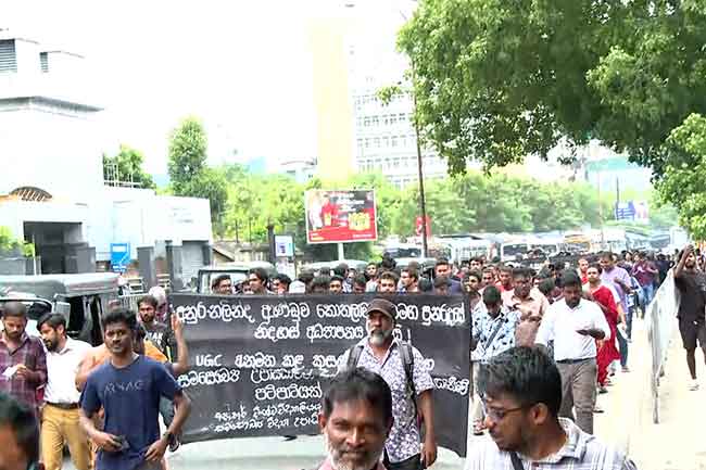 විරෝධතා පාගමනක් නිසා කොළඹ කොටුව ආශ්රිත දැඩි රථ වාහන තදබදයක් විරෝධතා පාගමනක් නිසා කොළඹ කොටුව ආශ්රිත දැඩි රථ වාහන තදබදයක්