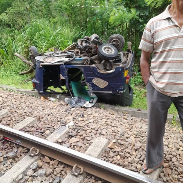 ත්රිරෝද රථයක් යකඩ යකාගේ ගැටී අයෙක් මරුට ත්රිරෝද රථයක් යකඩ යකාගේ ගැටී අයෙක් මරුට