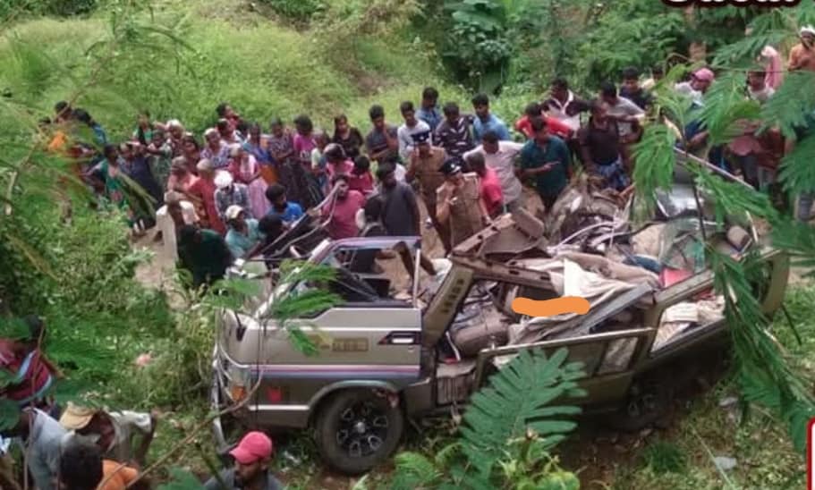 බිහිසුණු අනතුරක් – 17ක් රෝහලේ (Photos) බිහිසුණු අනතුරක් – 17ක් රෝහලේ (Photos)