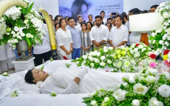 ජනපති ප්‍රවීණ රංගවේදිනී මාලනී ෆොන්සේකා මහත්මියගේ දේහයට අවසන් ගෞරව දක්වයි
