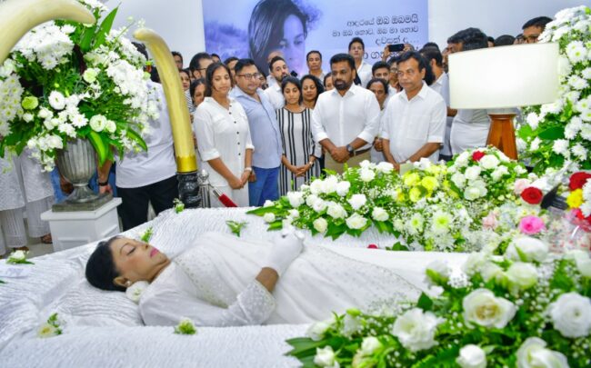 ජනපති ප්‍රවීණ රංගවේදිනී මාලනී ෆොන්සේකා මහත්මියගේ දේහයට අවසන් ගෞරව දක්වයි