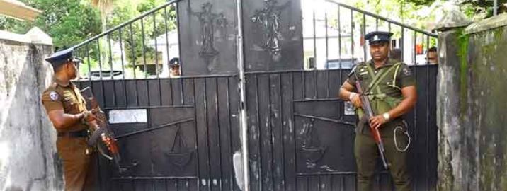 කඩුවෙල මහෙස්ත්රාත්වරියගේ නිල මැදිරියට මුද්රා තැබේ කඩුවෙල මහෙස්ත්රාත්වරියගේ නිල මැදිරියට මුද්රා තැබේ