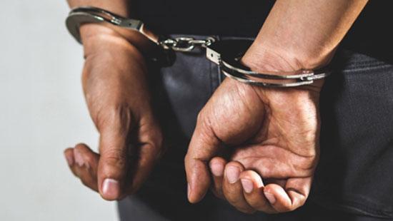 මැතිවරණ නීති කැඩූ අපේක්ෂකයෙක් අත්අඩංගුවට මැතිවරණ නීති කැඩූ අපේක්ෂකයෙක් අත්අඩංගුවට