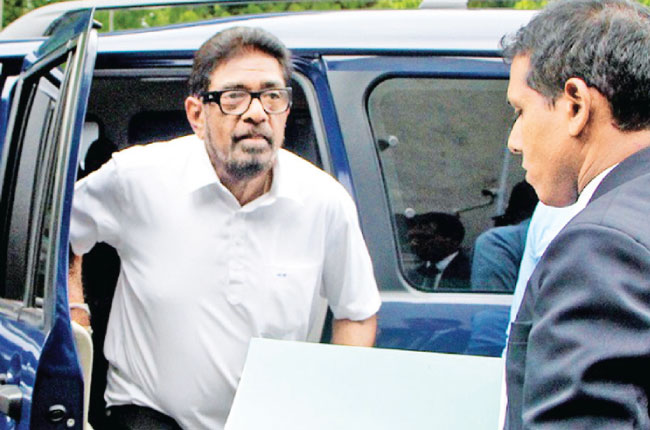 කෙහෙළියගේ දියණියන් දෙදෙනා සහ බෑණා අත්අඩංගුවට කෙහෙළියගේ දියණියන් දෙදෙනා සහ බෑණා අත්අඩංගුවට