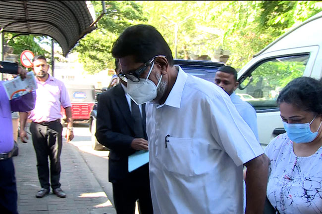 කෙහෙළිය, බිරිඳ සහ දියණියට ඇප