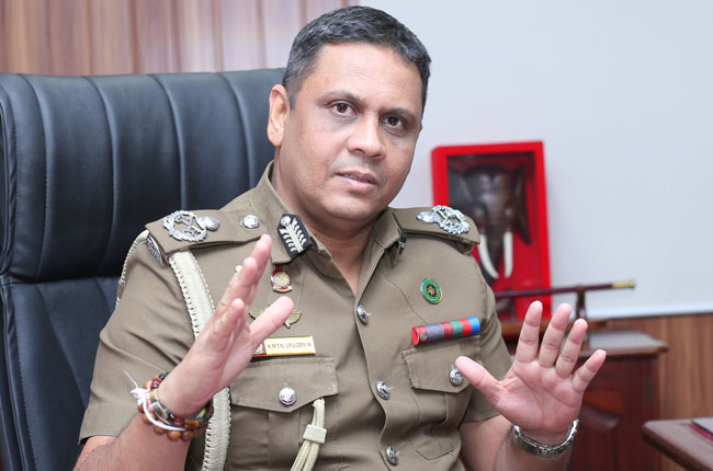 වැඩ තහනමට ලක්වූ බන්ධනාගාර කොමසාරිස්වරයා CID අත්අඩංගුවට වැඩ තහනමට ලක්වූ බන්ධනාගාර කොමසාරිස්වරයා CID අත්අඩංගුවට