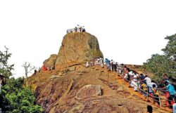 පොසොන් සතිය අදින් ඇරඹෙයි