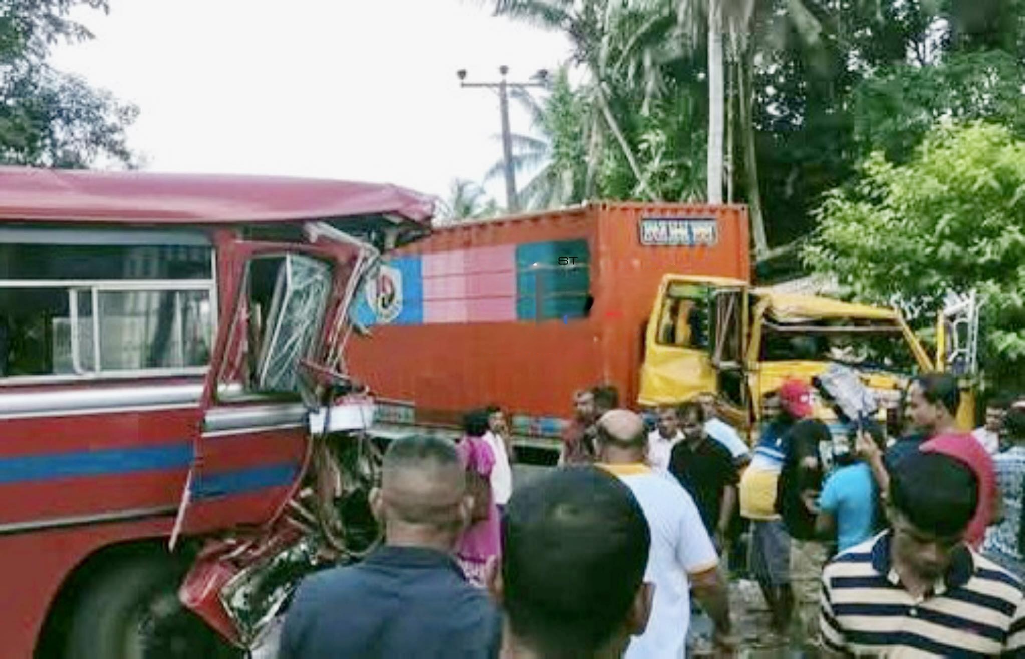 බිහිසුණු අනතුරක් – 18ක් රෝහලට බිහිසුණු අනතුරක් – 18ක් රෝහලට