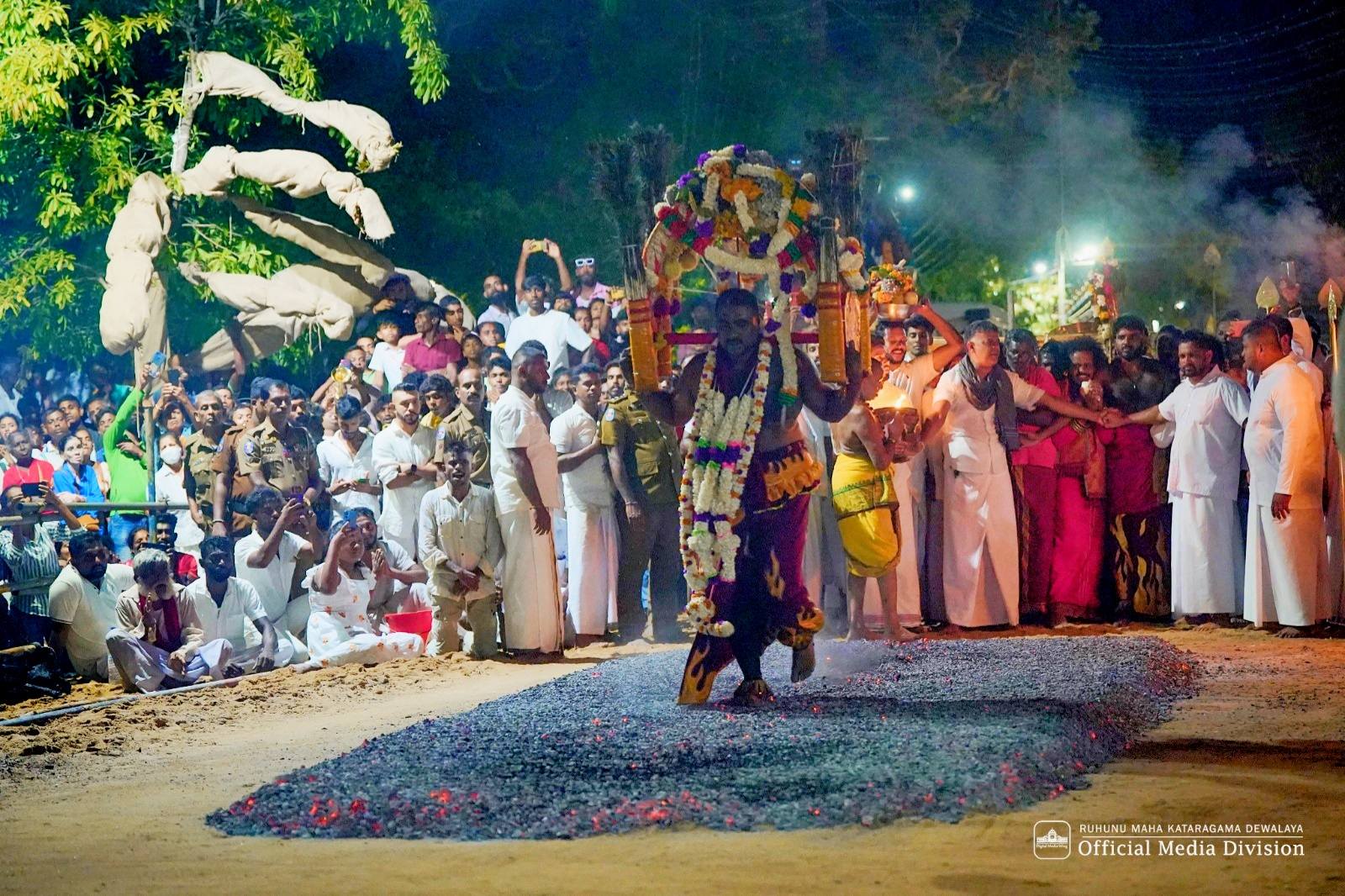 කතරගම ඇසල පෙරහැර මංගල්යයේ ගිනි පැගීමේ චාරිත්රය සාර් ථකව අවසන් (PHOTOS) කතරගම ඇසල පෙරහැර මංගල්යයේ ගිනි පැගීමේ චාරිත්රය සාර් ථකව අවසන් (PHOTOS)