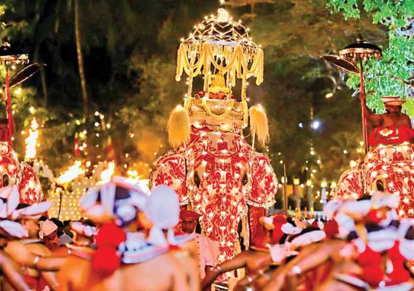 දළදා මාළිගාවේ ඇසල පෙරහැර මංගල්යෙය අදින් ඇරඹේ දළදා මාළිගාවේ ඇසල පෙරහැර මංගල්යෙය අදින් ඇරඹේ