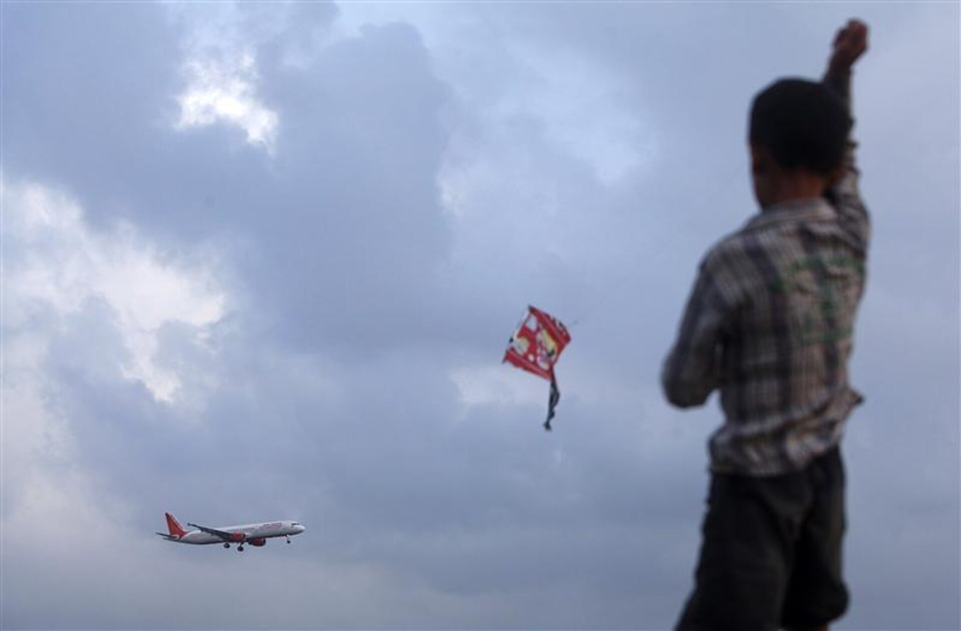 කටුනායක ගුවන්තොටුපොළ අවට සරුංගල් යවන්න එපා