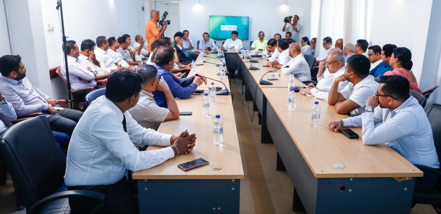 රනිල් නිසා එක්වුණු විපක්ෂය අද කොළඹට ජනතාව රැස් කිරීමේ සැලැස්මක් රනිල් නිසා එක්වුණු විපක්ෂය අද කොළඹට ජනතාව රැස් කිරීමේ සැලැස්මක්
